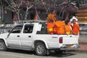 Orange gekleidete Mönche auf Pick up