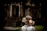 Frau mit Hut vor Tempel